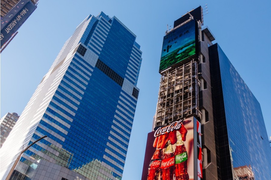 Das nationale städtische Geschäftsviertel ist „überfüllt“ und LED-Großbildschirme im Freien sind zu den wichtigsten Anzeigemedien geworden