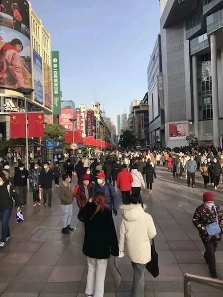Das nationale städtische Geschäftsviertel ist „überfüllt“, und LED-Großbildschirme im Freien sind zu den wichtigsten Anzeigemedien geworden